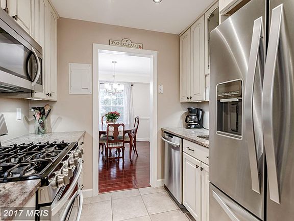 4th image of 3961 Lyndhurst Dr APT 204