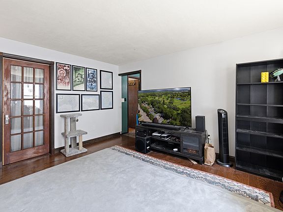 4th image of 134 Fairfax St
