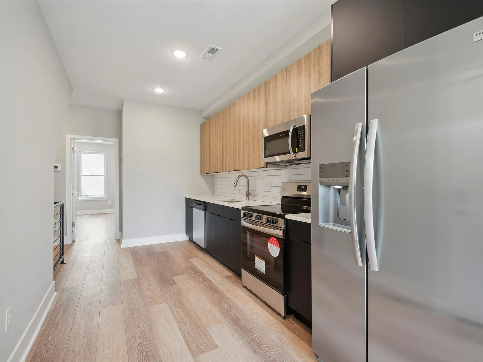3 bed, 911 sqft, $1,700 — Photo 2