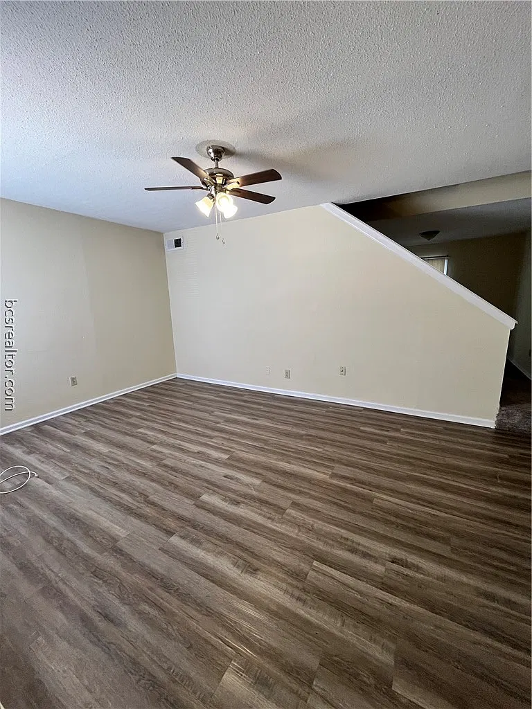 2 bed, 1.5 bath, 1056 sqft, $1,000 — Photo 3