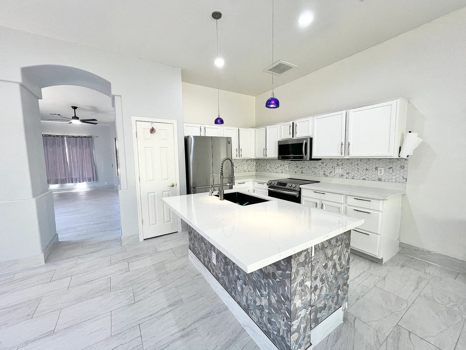 4 bed, 2000 sqft, $3,000 — Photo 2