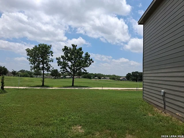 4 bed, 2.5 bath, 1953 sqft, $1,800 — Photo 2