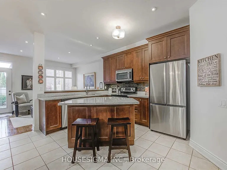 244 Tawny Cres — Photo 8