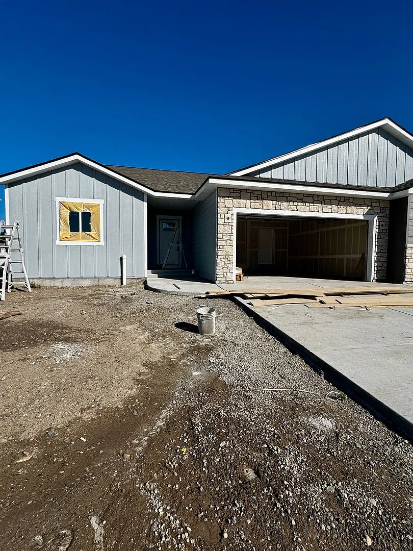 New Pics Upon Completion - 6 Bedrooms, 3 Bathrooms Home Located In Sugar City, Id. — Photo 2