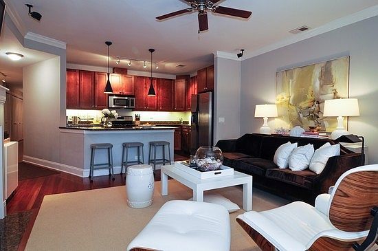 1st image of 1717 W Bryn Mawr Ave APT 2W