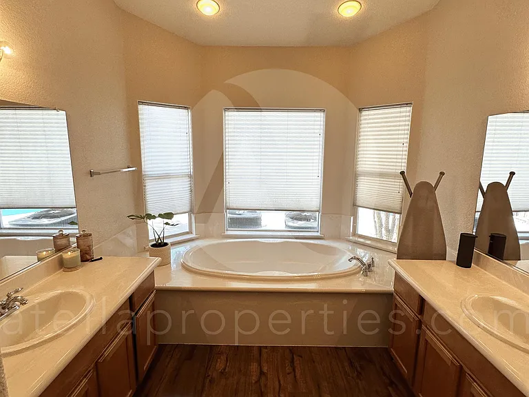5033 W Wren Ave — Photo 4