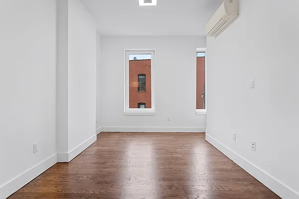 Rented by Safdie Realty Group | media 22