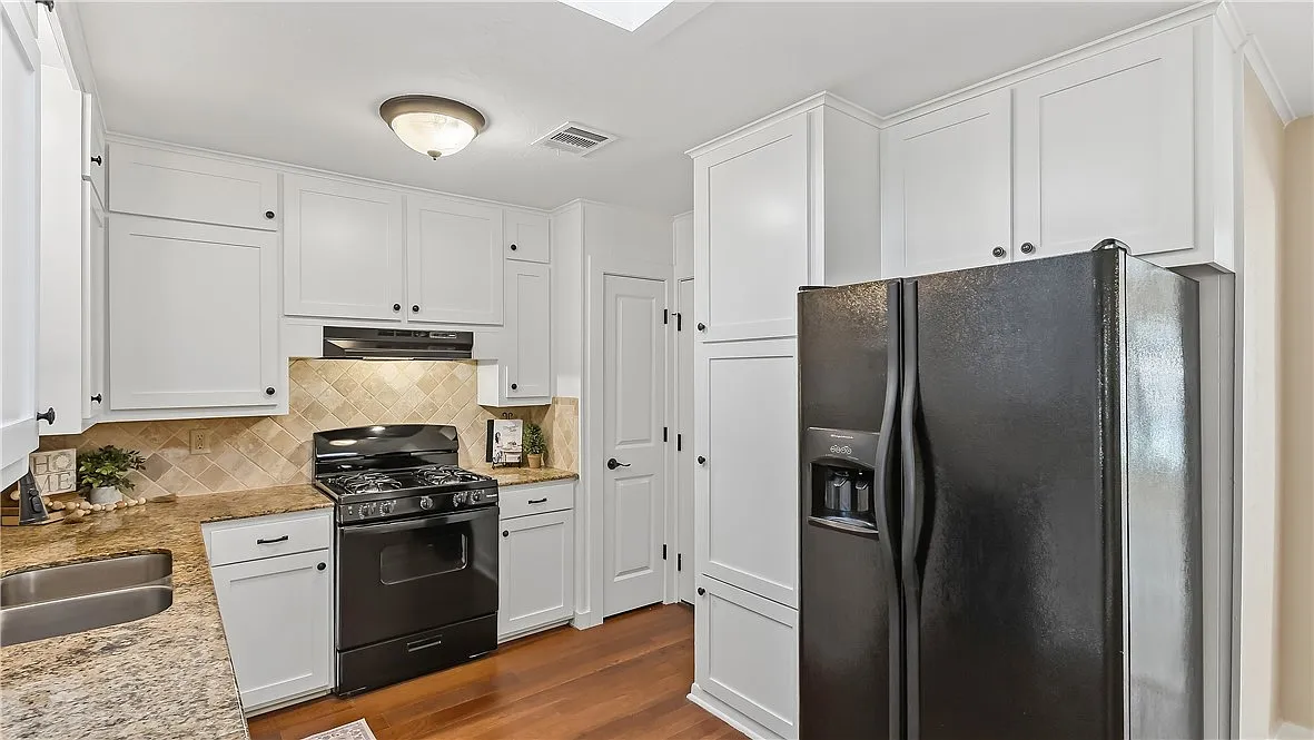 3 bed, 1704 sqft, $2,200 — Photo 3