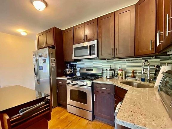 4th image of 226 15th St #404