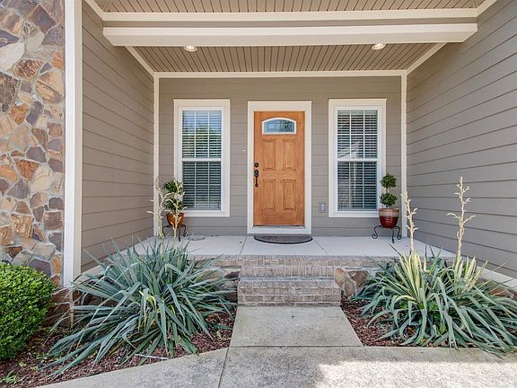 4th image of 568 Laurel Ln