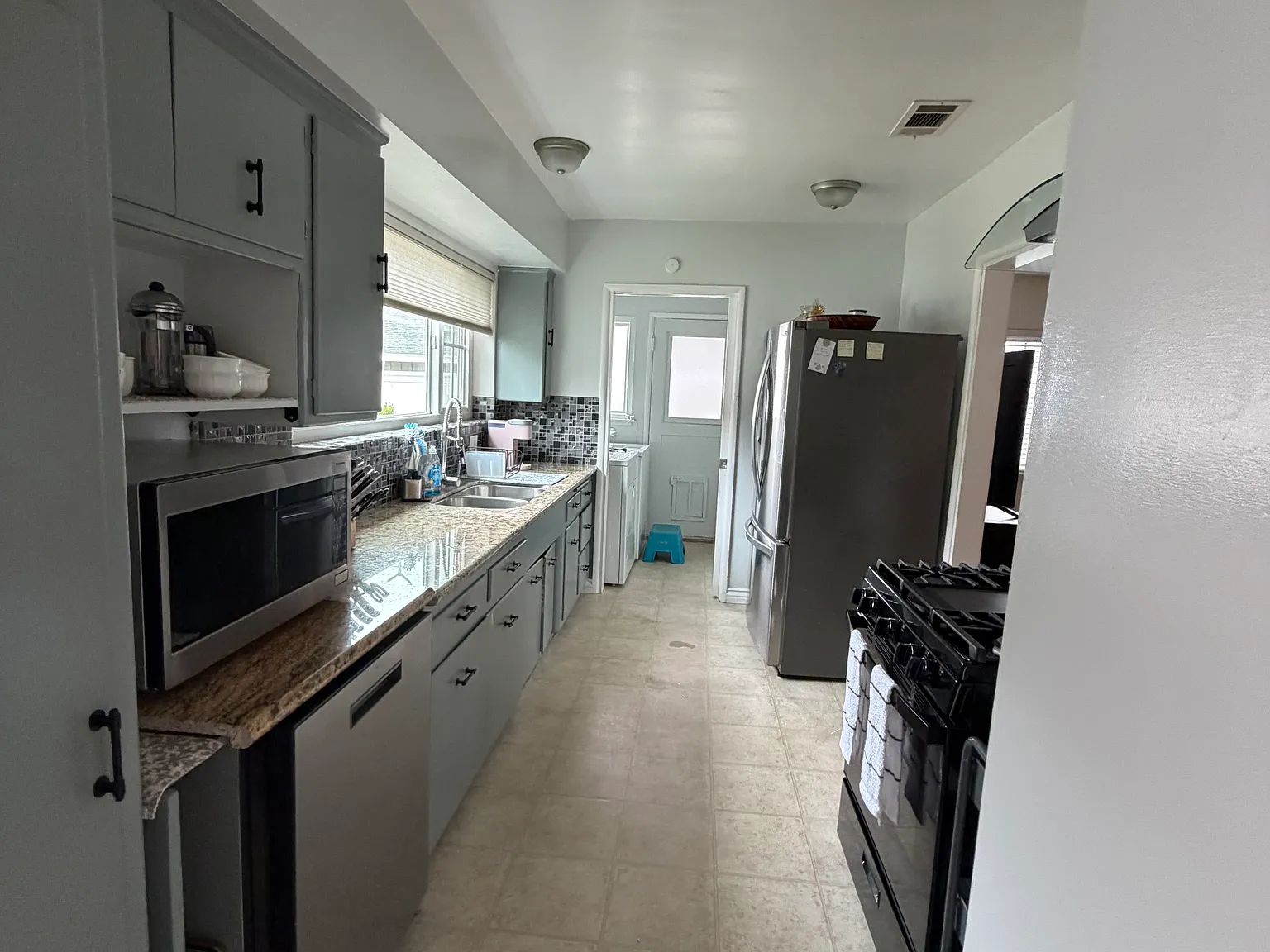 3 bed, 1.5 bath, 1210 sqft, $5,300 — Photo 2
