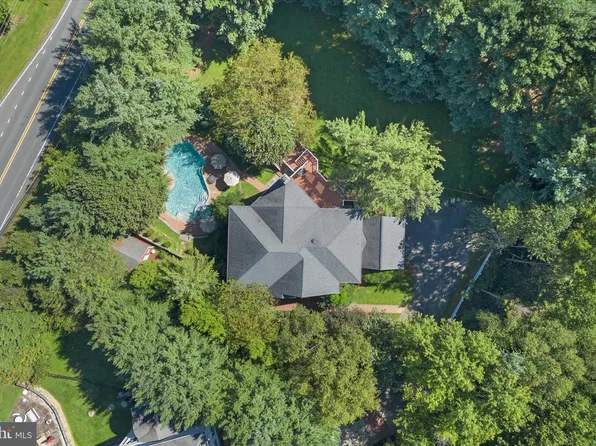 851 Forestville Meadows Dr, Great Falls, VA 22066