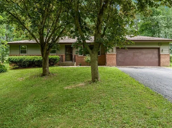 3877 Silver Fox Dr, Belvidere, IL 61008