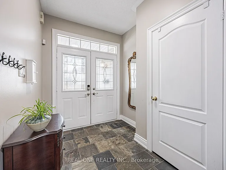 51 Hanson Cres — Photo 2