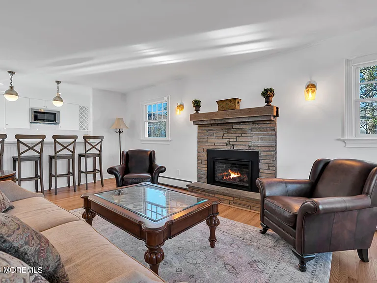 723 Pitney Dr — Photo 2