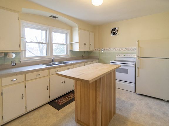 4th image of 372 W Park St