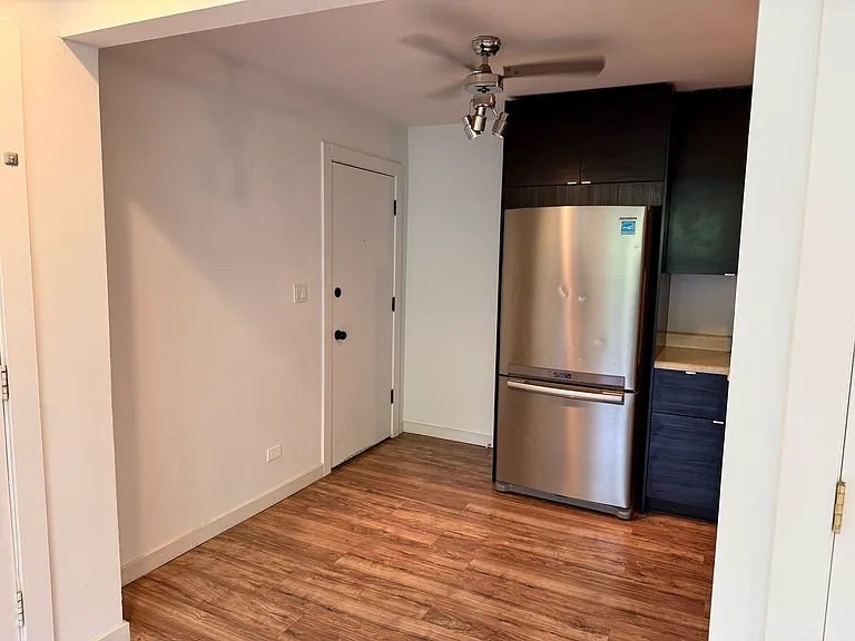 255 E Oak St #10 — Photo 3