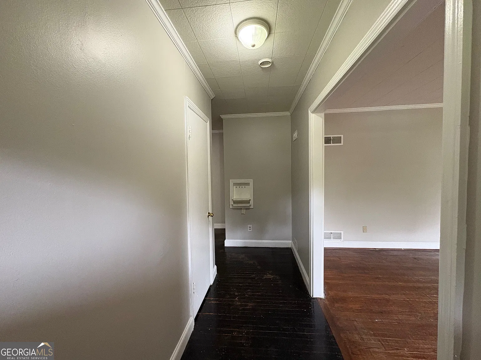 3 bed, 2.0 bath, 1970 sqft, $1,600 — Photo 2