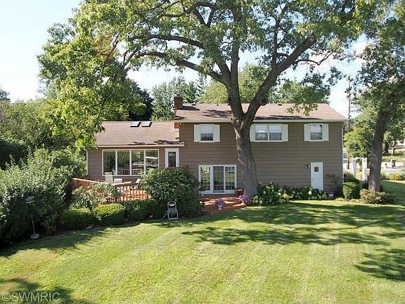 2nd image of 512 Barberry Ave