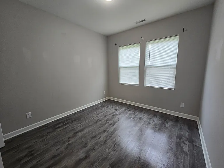 424 Queens Rd — Photo 5