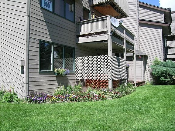 Large back deck w/ hot tub