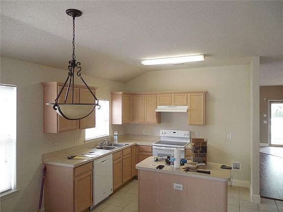 3rd image of 305 Creekview Dr