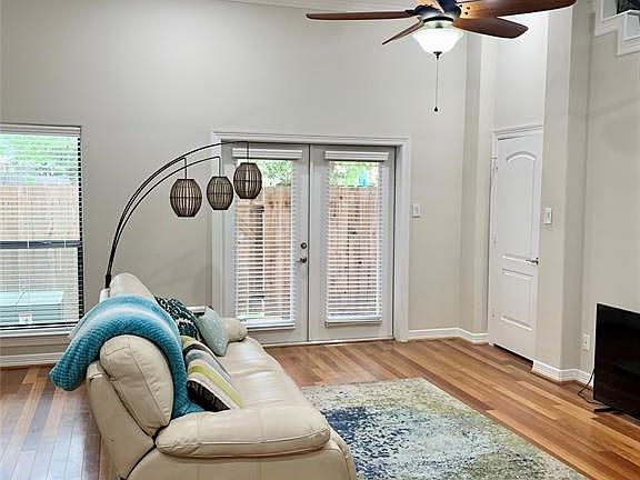 5th image of 908 Garden Oaks Ter