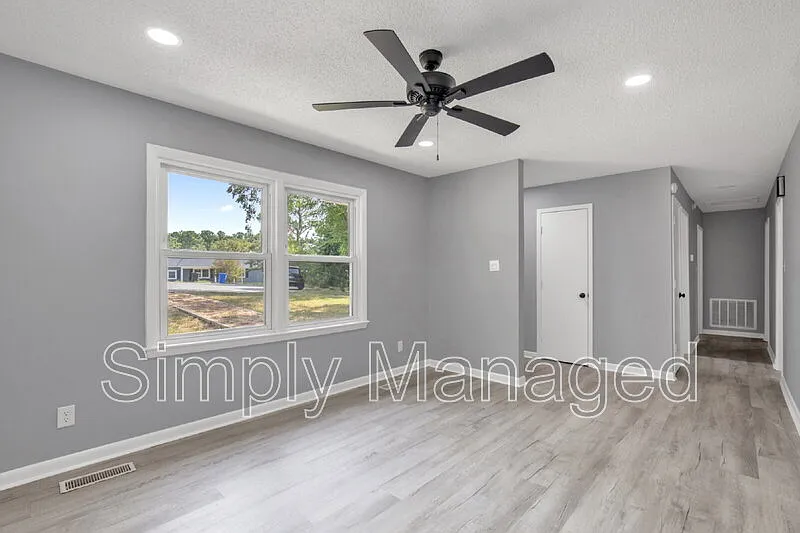 3 bed, 2.0 bath, 1400 sqft, $1,650 — Photo 2