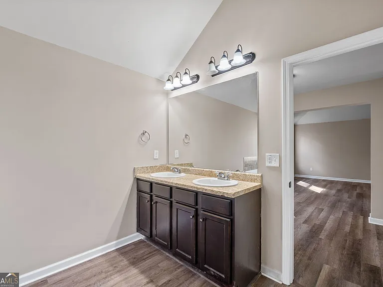 475 Louise Way — Photo 22
