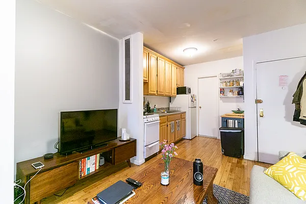 Rented by City Connections Realty | media 18