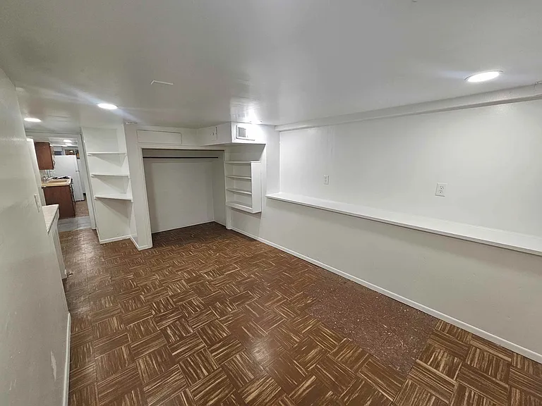 1032 1/2 Lincoln Pl — Photo 5