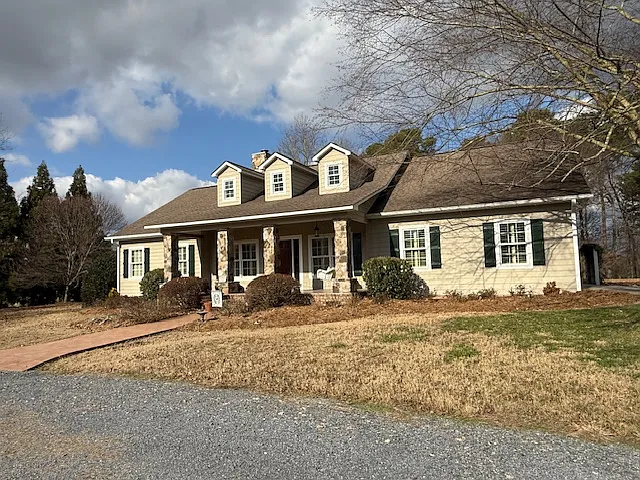 Front view - 105 Hunt Bend Rd W