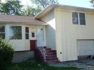 227 Swalm St, Westbury, NY 11590
