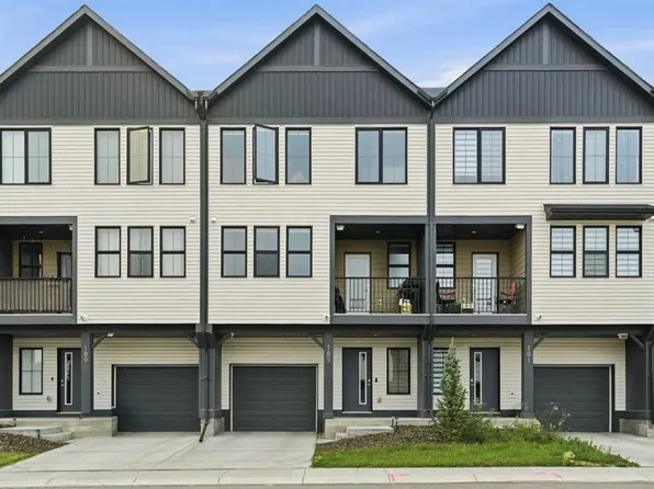 105 E South Point Mnr SW, Airdrie, AB T4B 4H6