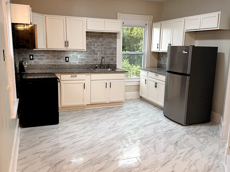 129 Poplar Ave — Photo 1