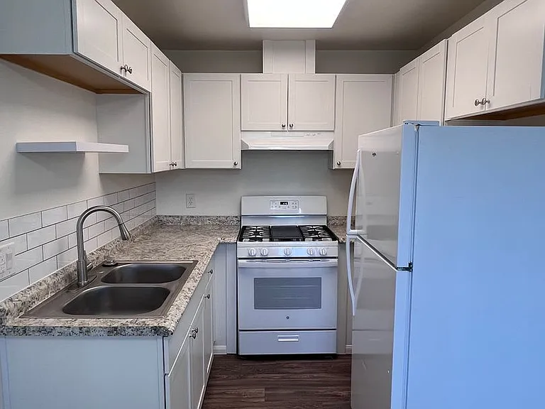 454 N Fig St — Photo 10