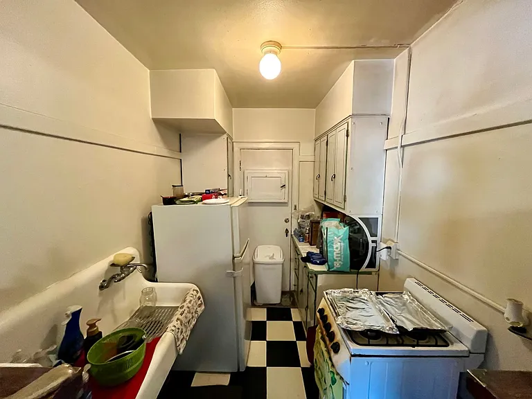 1420 E Capitol Dr — Photo 8