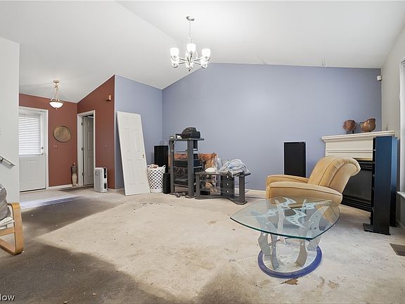 5th image of 560 Canterbury Ln