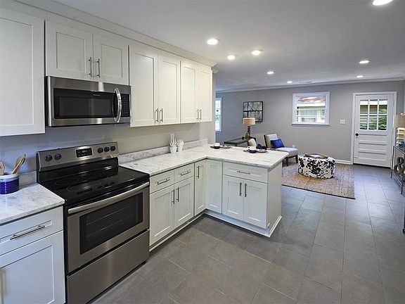 2nd image of 3172 Joffre Ave