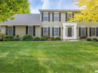 5032 Fox Ridge Rd, Bettendorf, IA 52722