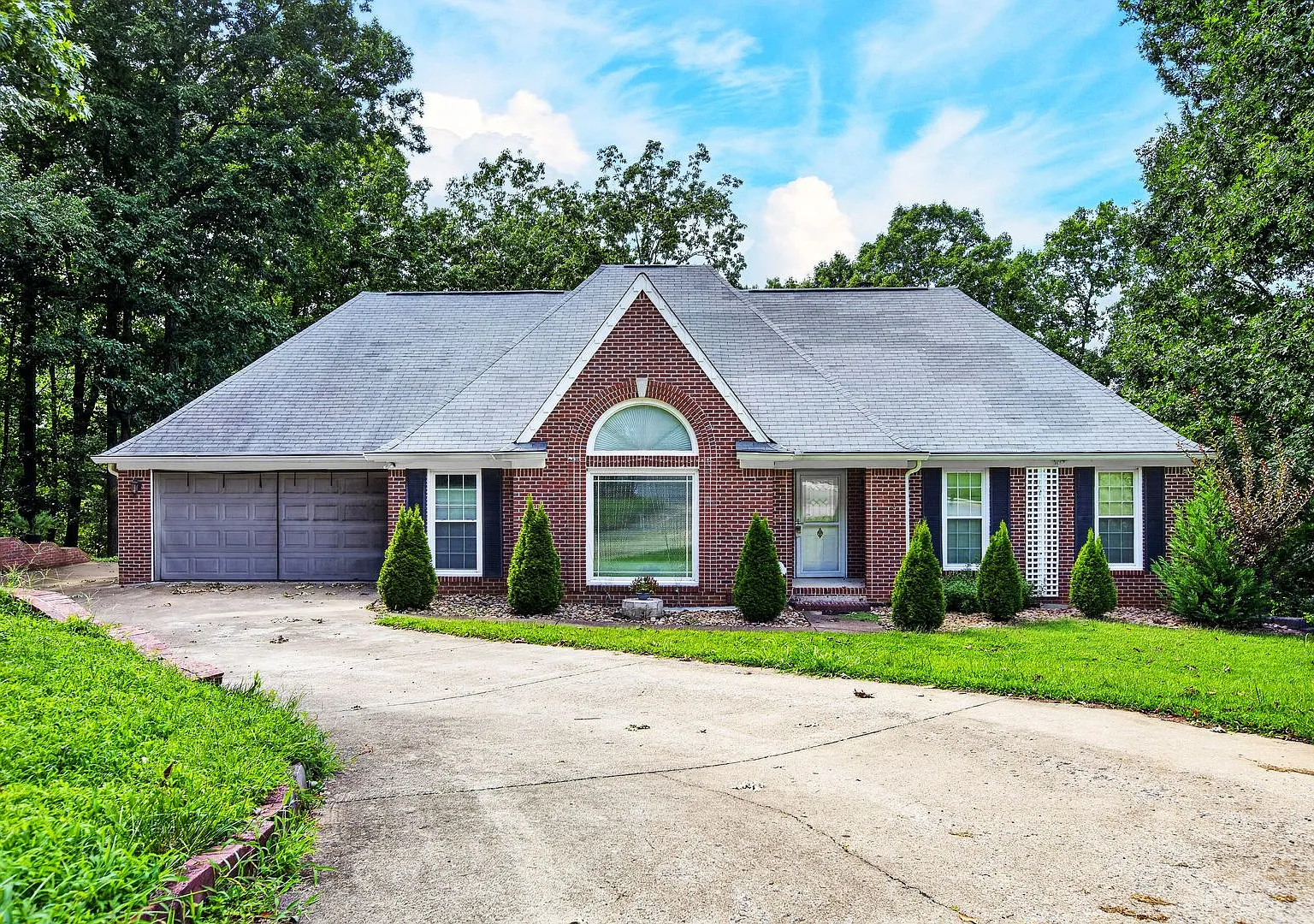 Spacious 5 bedroom house — Photo 1