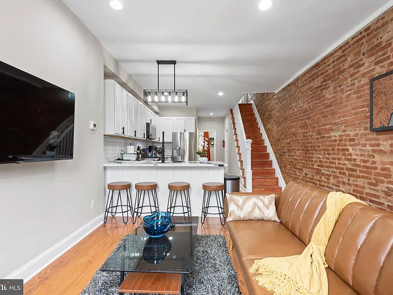 2235 E Chase St — Photo 2