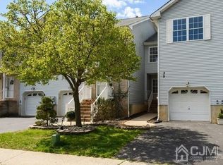 32 Lakeview Dr, Helmetta, NJ 08828