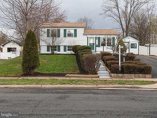 Split Level SFH with Ample Parking