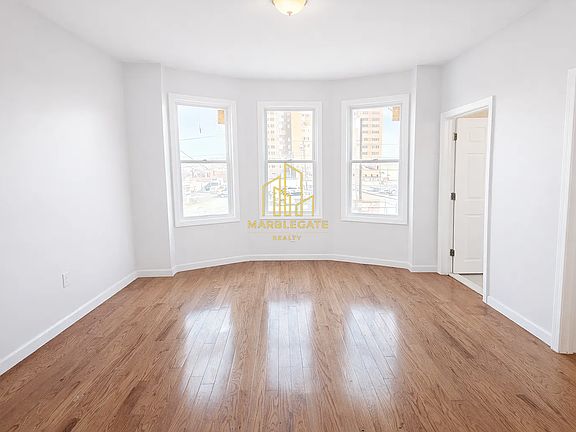 4th image of 85 Littleton Ave #22