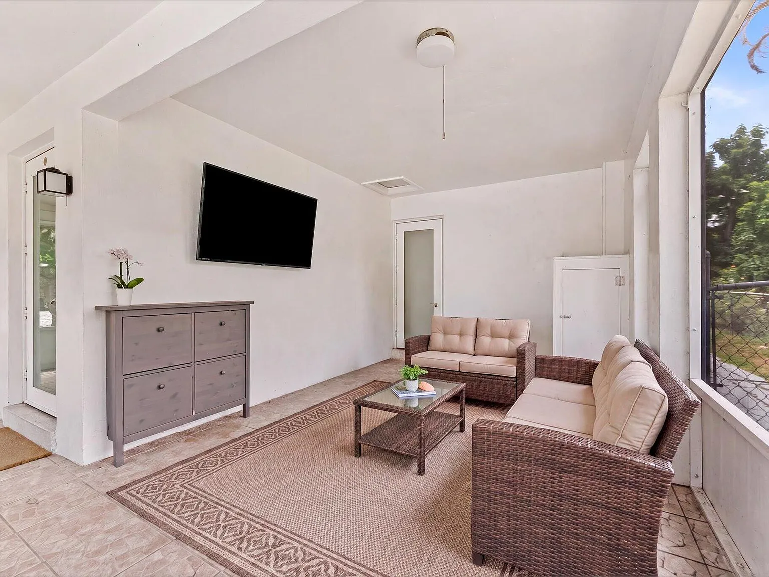 3 bed, 2.0 bath, 1290 sqft, $3,450 — Photo 4