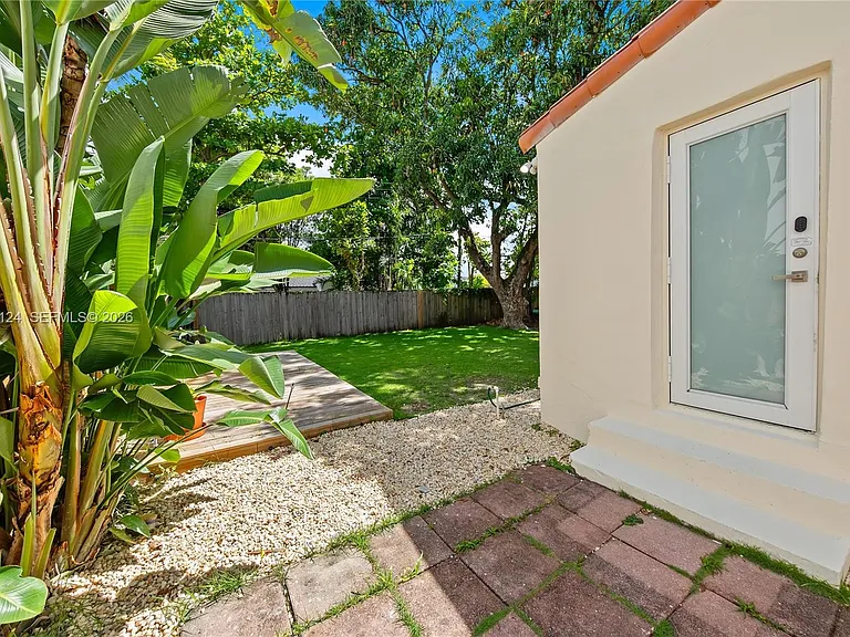 565 NW 44th St — Photo 23