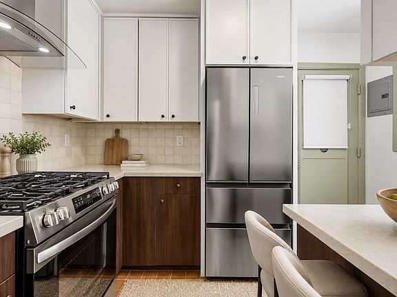 2nd image of 150-156 San Vicente Blvd #28