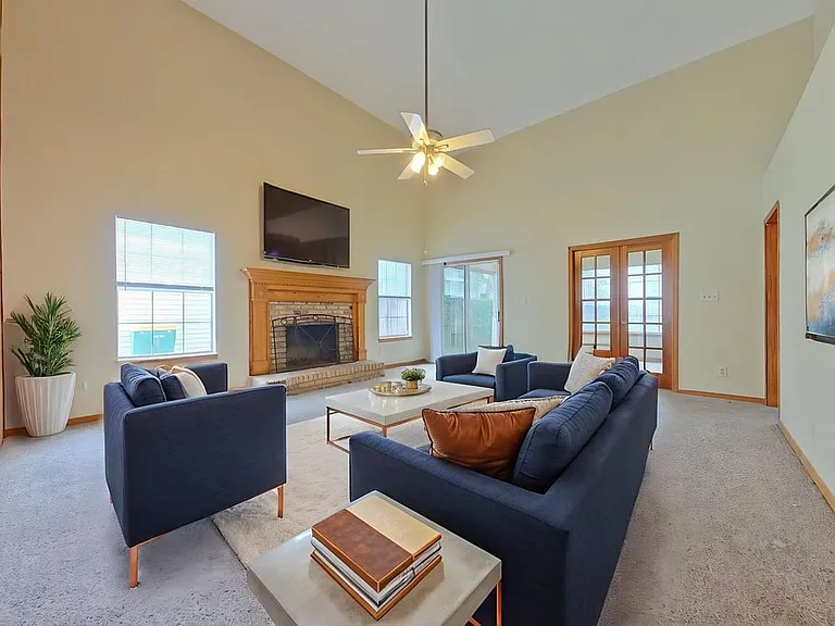 2815 Old Carriage Ln — Photo 4