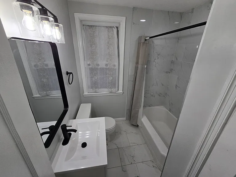 2814 E Federal St — Photo 8